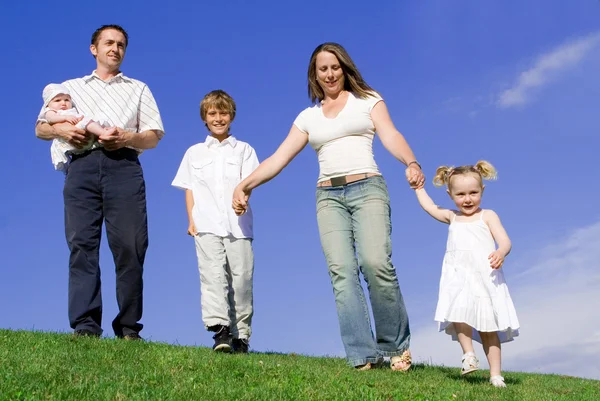 Boldog fiatal család szülők és gyermekek — Stock Fotó