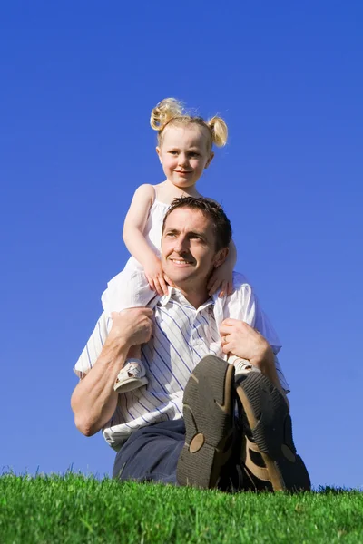 家族、父と外で遊ぶ子供 — ストック写真