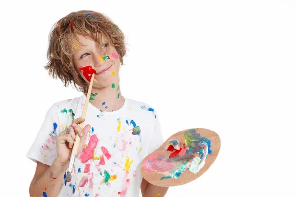 Criança com pincel de pintura planejamento travessura — Fotografia de Stock