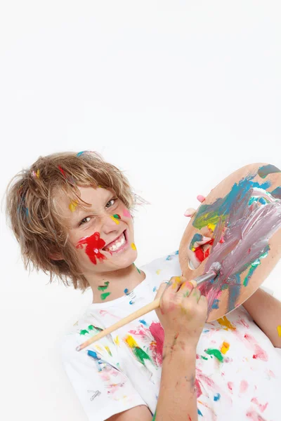 Ragazzo sfacciato che gioca con la vernice — Foto Stock