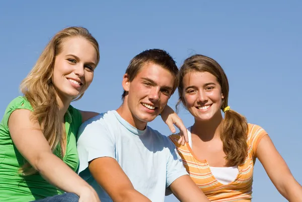 Grupp lycklig tonåringar — Stockfoto