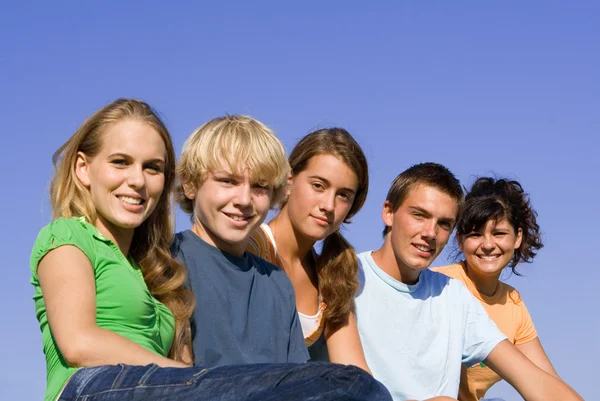 Gruppe fröhlich lächelnder Jugendlicher — Stockfoto