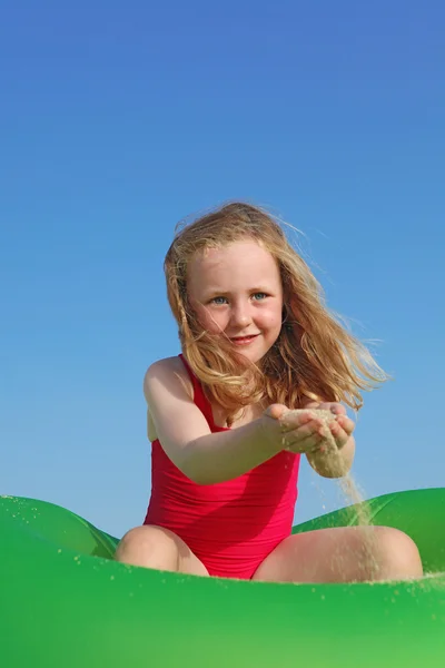 Enfant heureux jouant pendant les vacances d'été — Photo