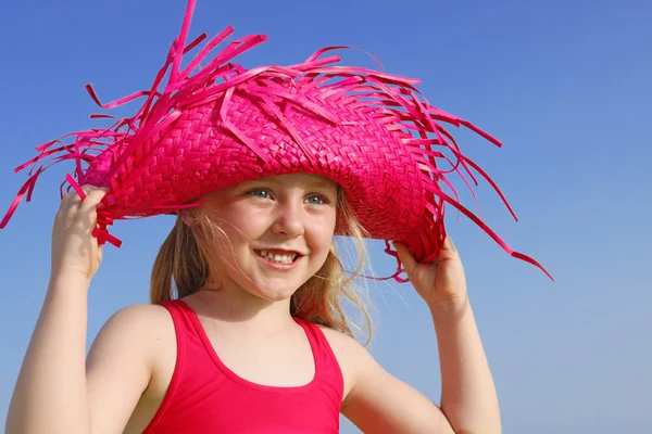 Happy letní dítě v klobouku proti slunci seběhla — Stock fotografie