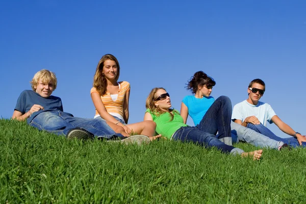 Grupo de estudiantes adolescentes que se relajan en el campus — Foto de Stock