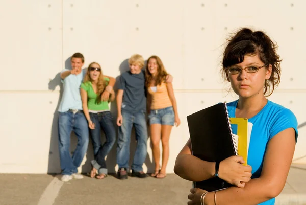 Grupp av bulllies mobbning ensam student — Stockfoto