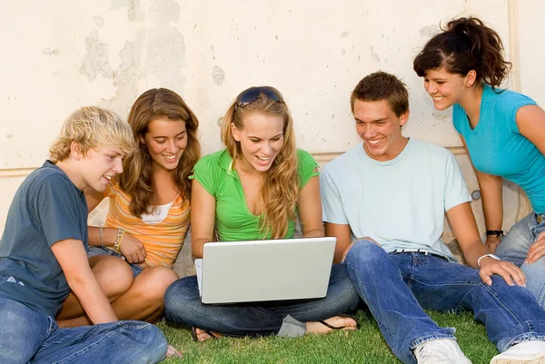 Barn med laptop tittar på internet — Stockfoto