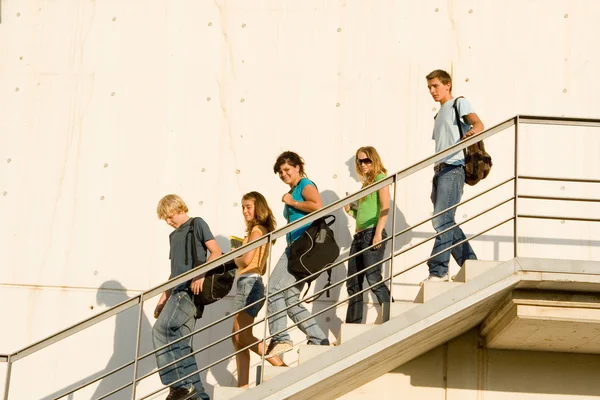 Estudantes saindo do campus — Fotografia de Stock