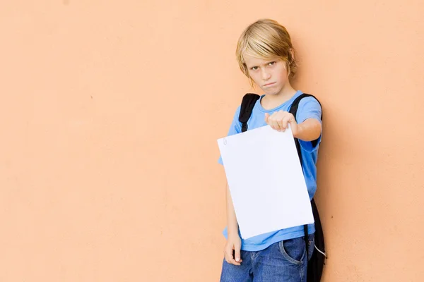 Estudiante mostrando mala nota de exámenes fallidos — Foto de Stock