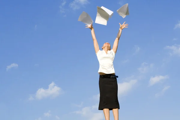 Концепция деловой женщины, бросание бумаг в воздух — стоковое фото