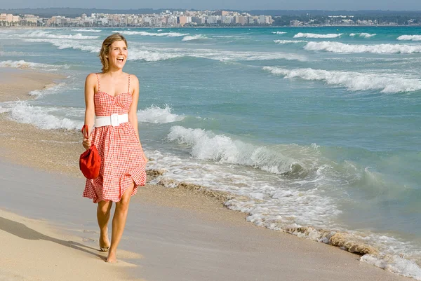 Ευτυχισμένη χαμόγελο, η γυναίκα που περπατά στην παραλία το καλοκαίρι — Φωτογραφία Αρχείου