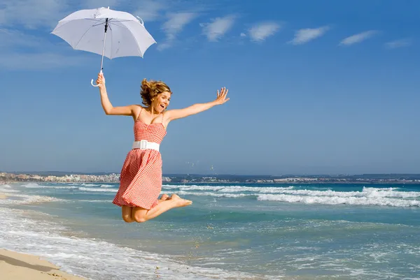 Молодая женщина прыгает летом — стоковое фото