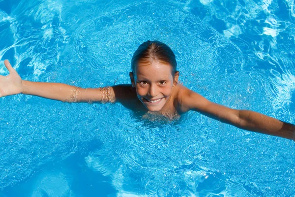 Kind im Sommerurlaub im Schwimmbad — Stockfoto