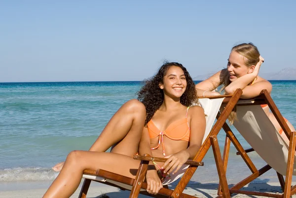 Junge Frauen entspannen sich im Sommerurlaub — Stockfoto