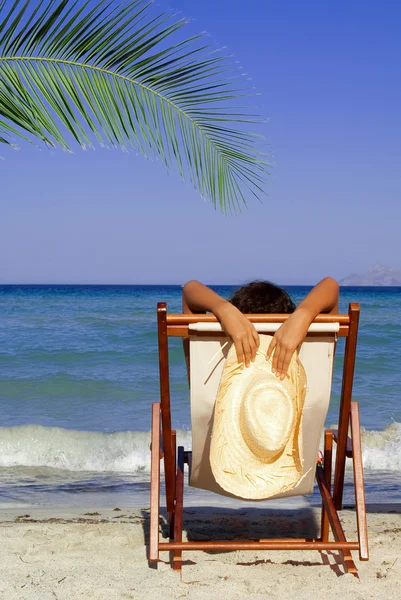 Літній пляжний відпочинок жінка — стокове фото