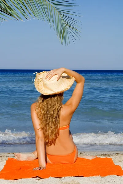 Verão praia mulher de férias — Fotografia de Stock