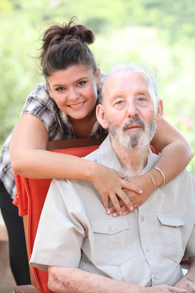 Дедушка или дедушка с улыбающейся счастливой внучкой — стоковое фото