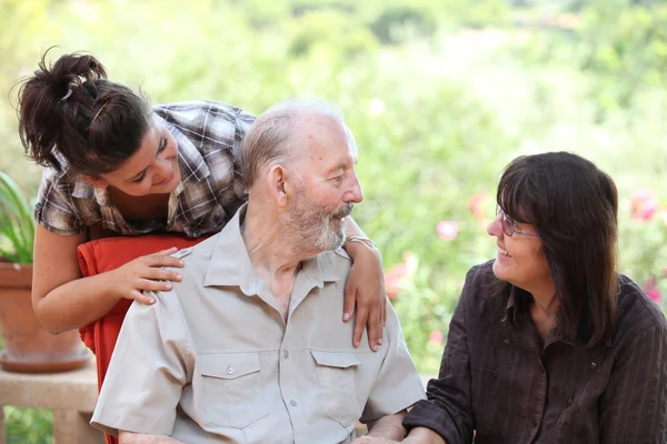 Drie generaties van gelukkig glimlachend vader kleindochter en daug — Stockfoto