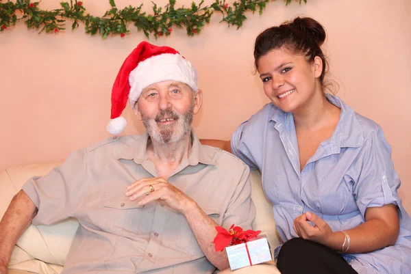 Idoso idoso com cuidador em feriados de Natal — Fotografia de Stock