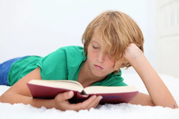 Hıristiyan çocuk İncil okuma — Stok fotoğraf