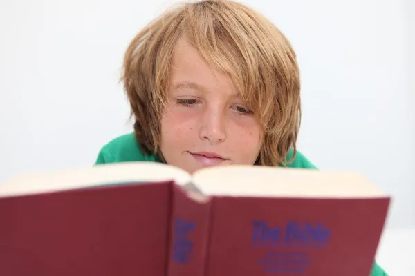 Christelijke kind lezen van de Bijbel — Stockfoto