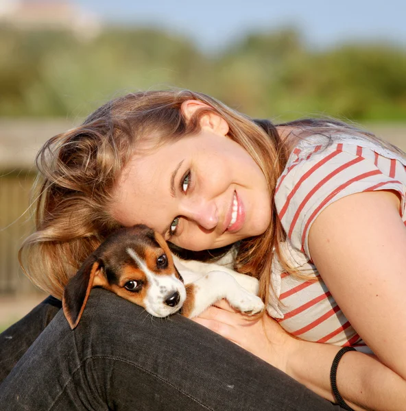 Onu evde beslenen hayvan köpek yavrusu köpek mutlu teen genç kadın — Stok fotoğraf