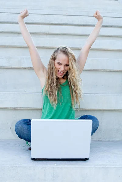 Szczęśliwy internetowym konkursem zwycięzca z laptopa — Zdjęcie stockowe