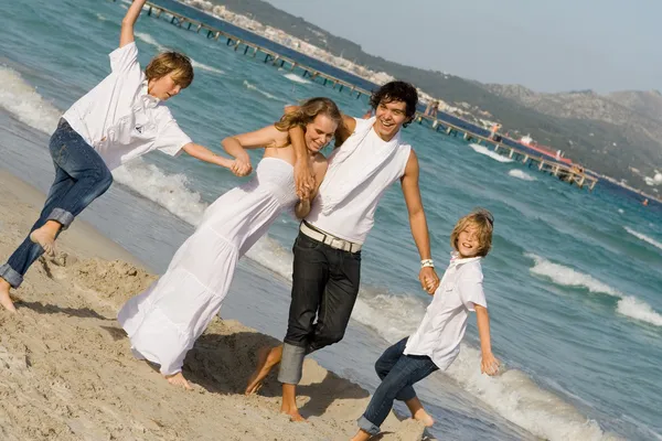 Glückliche Familiengruppe im Sommerurlaub — Stockfoto