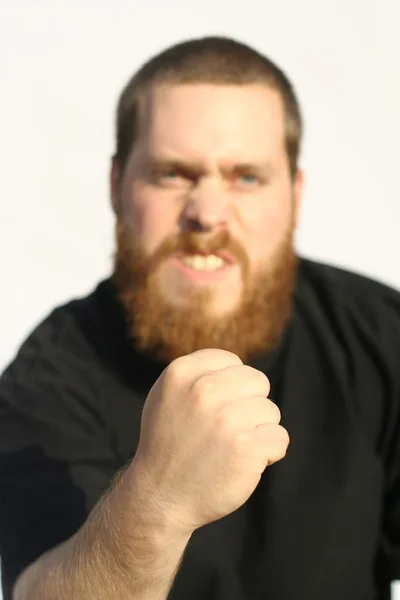 Злой жестокий человек фокусируется на сжатом кулаке — стоковое фото