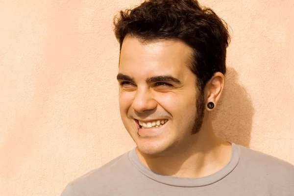 Feliz sorrindo hispânico homem com piercing labial — Fotografia de Stock