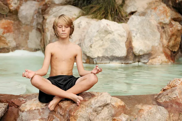 Meditación infantil en posición de yoga —  Fotos de Stock