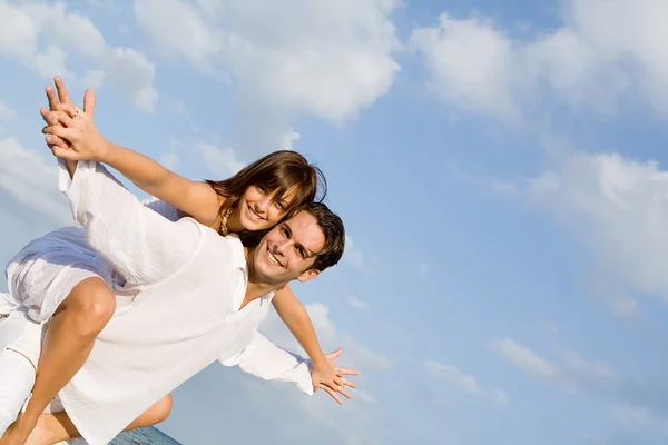Lyckliga paret på semester eller smekmånad — Stockfoto