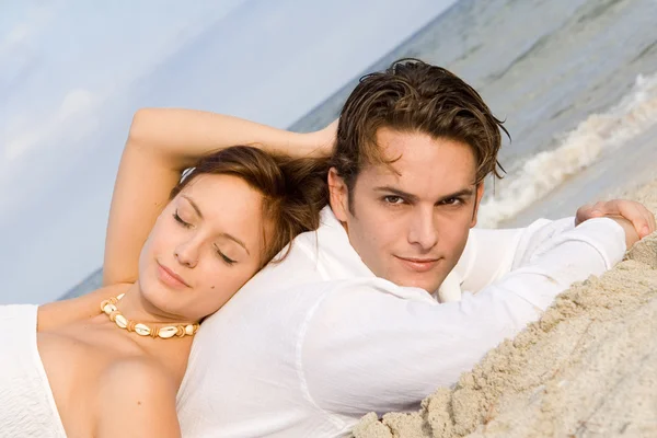 Szczęśliwa para na wakacje lub podróż poślubna — Zdjęcie stockowe