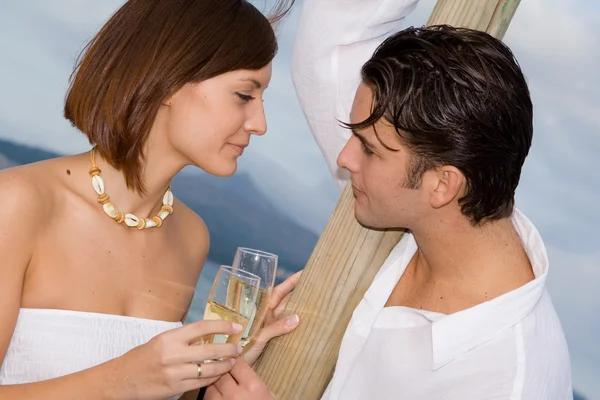 Lyckliga paret grillas, dricka champagne på fest — Stockfoto