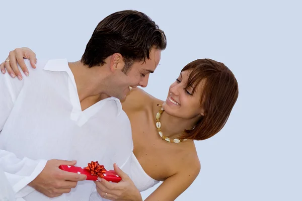 Glückliches Paar tauscht Verlobungshochzeit oder Geburtstagsgeschenk. — Stockfoto