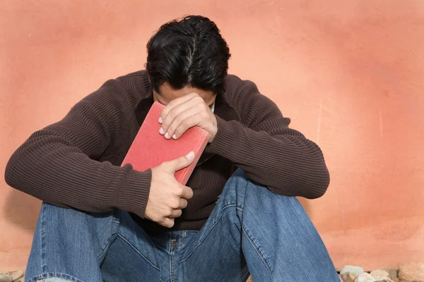 Чоловік тримається, Біблія під час молитви — стокове фото