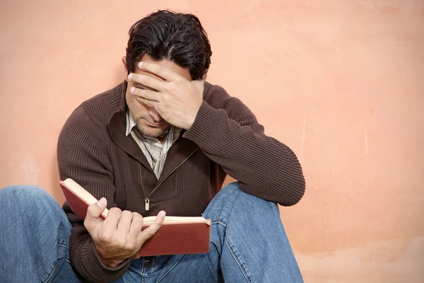 Hombre leyendo libro o biblia — Foto de Stock