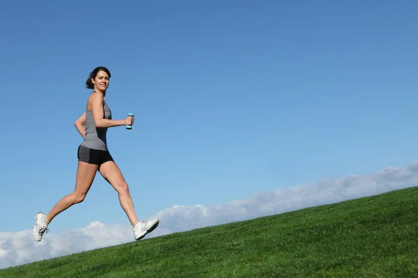 Frau läuft oder joggt — Stockfoto