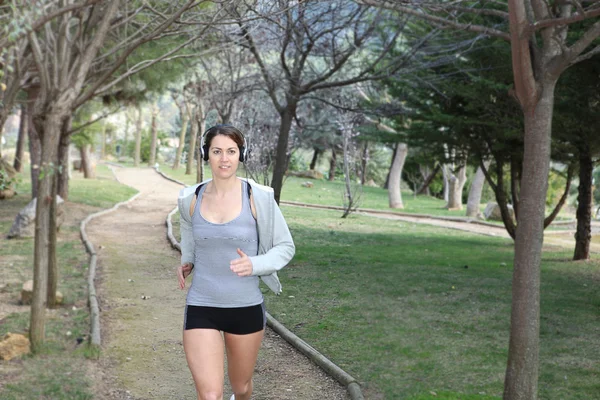 Mujer sana corriendo o corriendo —  Fotos de Stock
