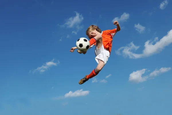 Дитина грає у футбол або футбол — стокове фото