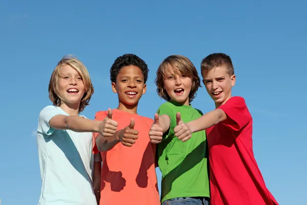 Grupo de crianças divderse no acampamento de verão com polegares para cima — Fotografia de Stock