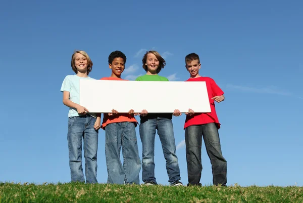 Grupa różnych dzieci przytrzymanie puste plakat biały — Zdjęcie stockowe