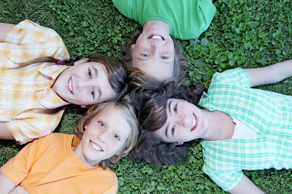 Grupo feliz de crianças acampamento de verão — Fotografia de Stock