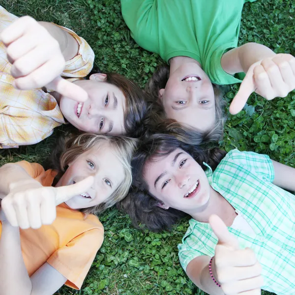 Grupo de crianças com polegares para cima — Fotografia de Stock