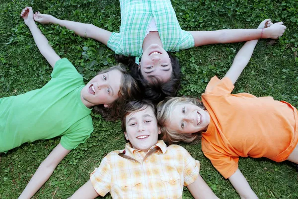 Šťastný skupina dětí, na letním táboře — Stock fotografie