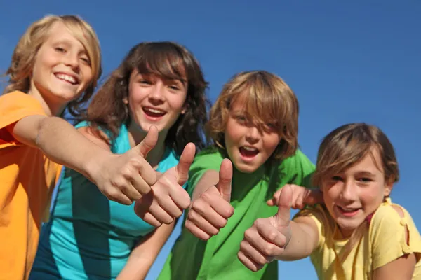 Grupo de niños con pulgares arriba — Foto de Stock