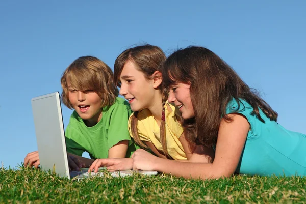 Groep van jonge geitjes met computer op internet — Stockfoto
