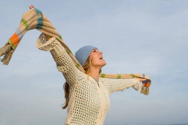 Glad ung kvinna sjunga eller skrika upp armarna — Stockfoto