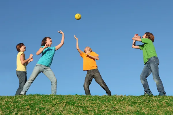 Bambini attivi che giocano a palla al campo estivo — Foto Stock