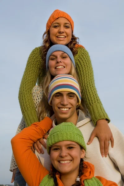 Belos sorrisos felizes adolescentes — Fotografia de Stock